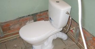 Установка приставного унитаза в Астрахани - монтаж и подключение, СантехДомСтр от 5190 рублей